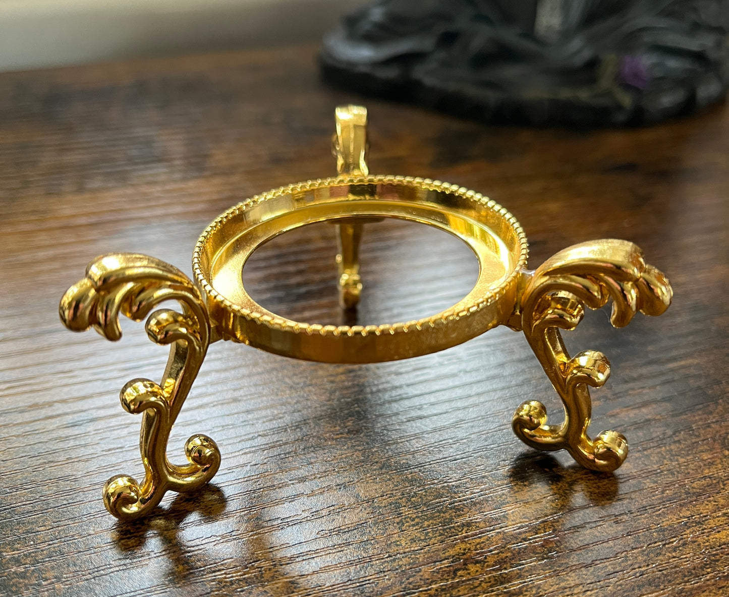 Metal Fleur-di-lis Sphere Stand